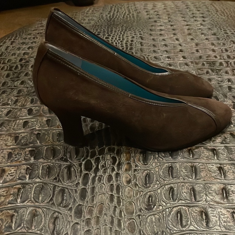 Brand new Thierry Rabotin brown suede heels, size 37x
